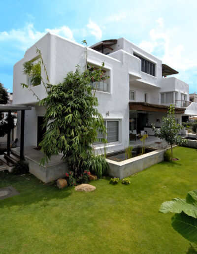 White and Wood Villa Interiors 30